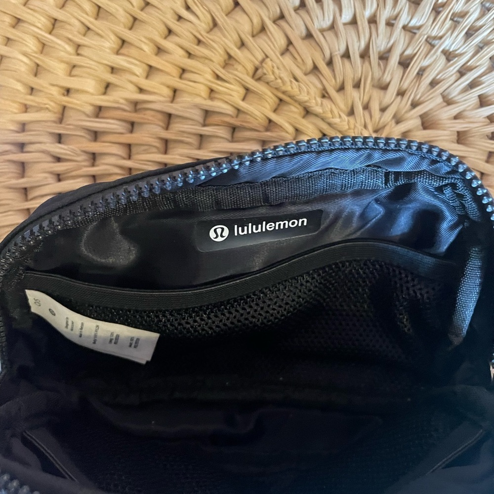 Lululemon Everywhere Belt Bag 1L - Picture 8 of 8
